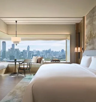Deluxe Corner 1 King, Park View - Bed at Dusit Thani Bangkok