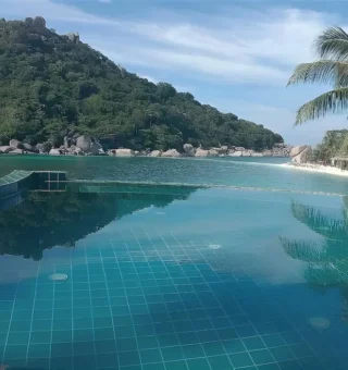 Infinity pool with views of Koh Nang Yuan at Nangyuan Island Dive Resort