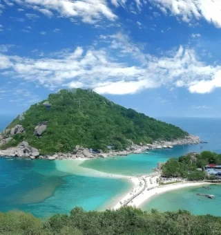 Koh Nang Yuan's three islands joined by a white sandbar at Nangyuan Island Dive Resort
