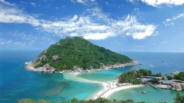 Koh Nang Yuan's three islands joined by a white sandbar at Nangyuan Island Dive Resort