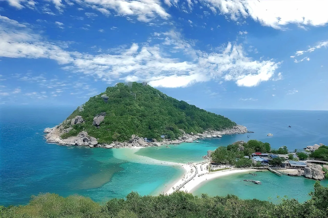 Koh Nang Yuan's three islands joined by a white sandbar at Nangyuan Island Dive Resort