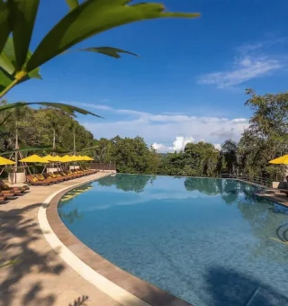 Poolside bar at Pakasai Resort