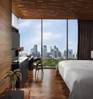 SO ONE BEDROOM SUITE, 1 King Bed, Lumpini Park or City View, Club Benefits - Bed at SO/ BANGKOK